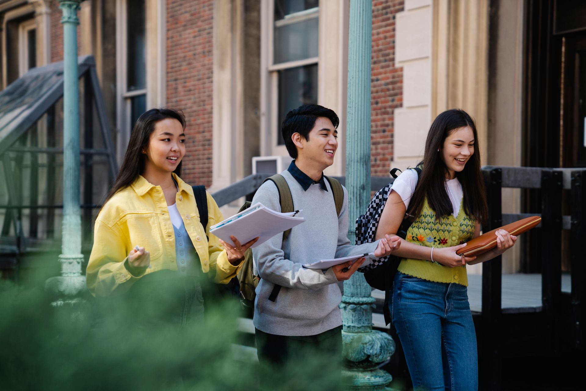 Estudiantes caminando por el campus