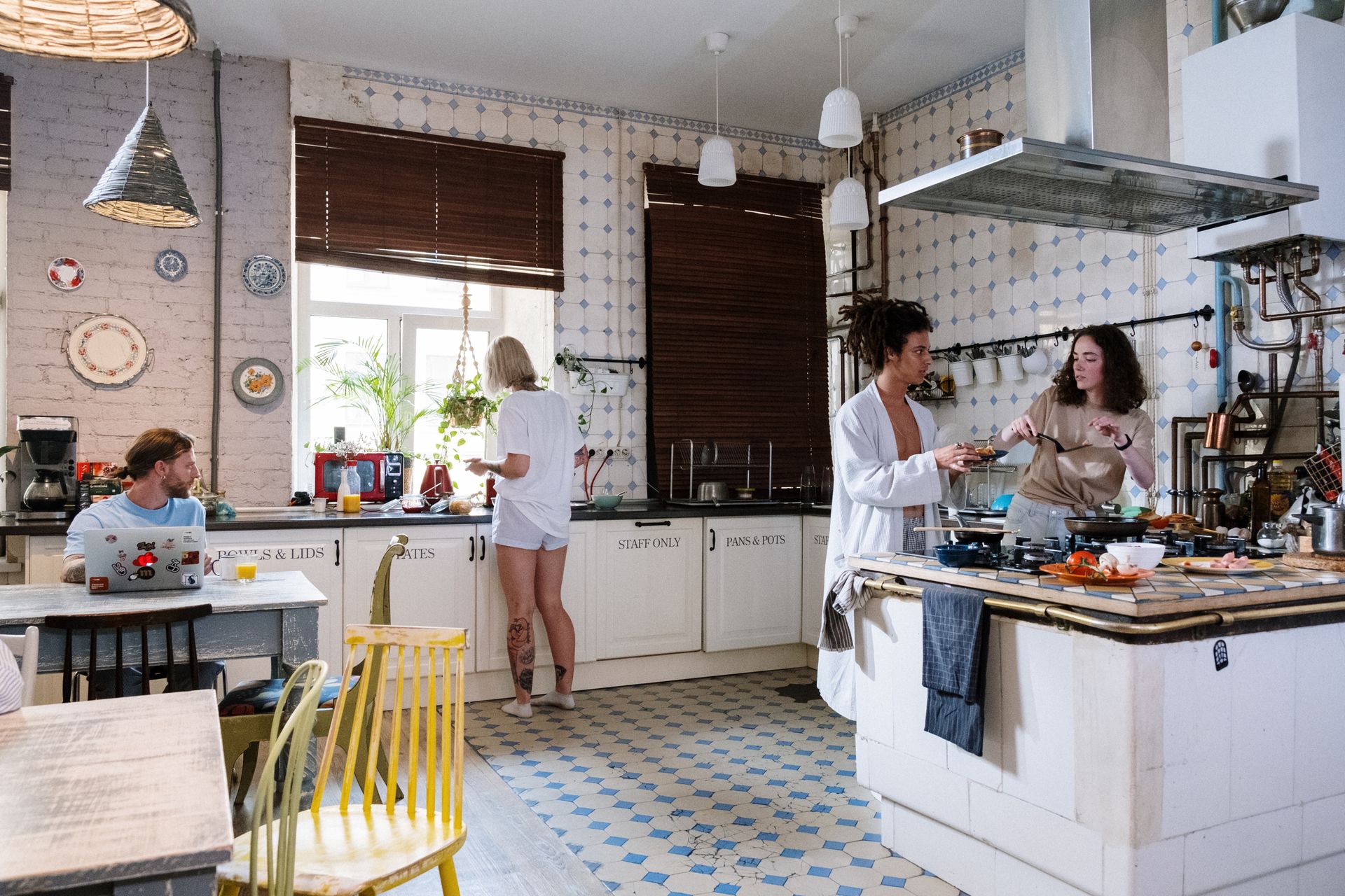 Cocina compartida con estudiantes cocinando