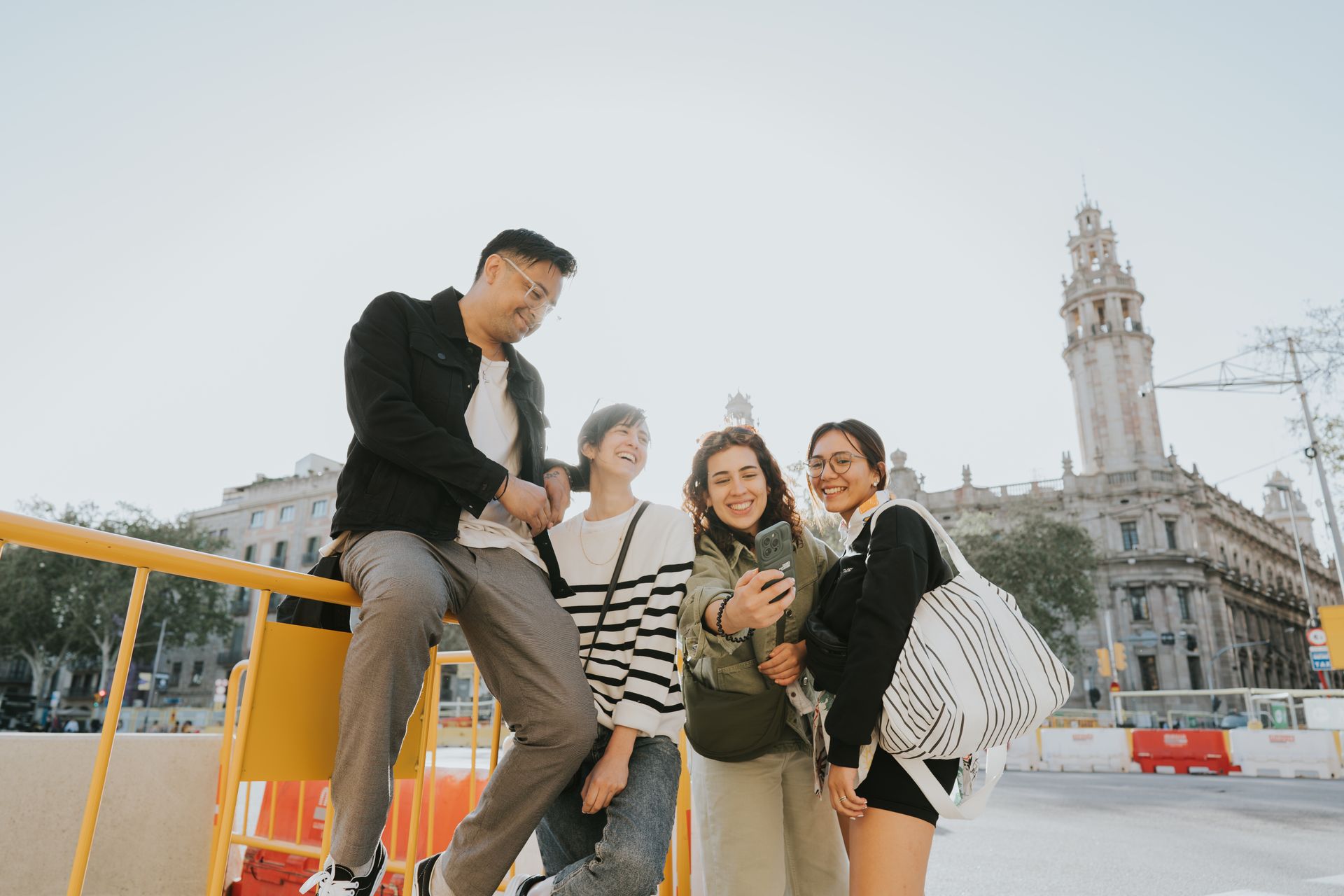 Grupo de amigos haciéndose un selfie en la ciudad