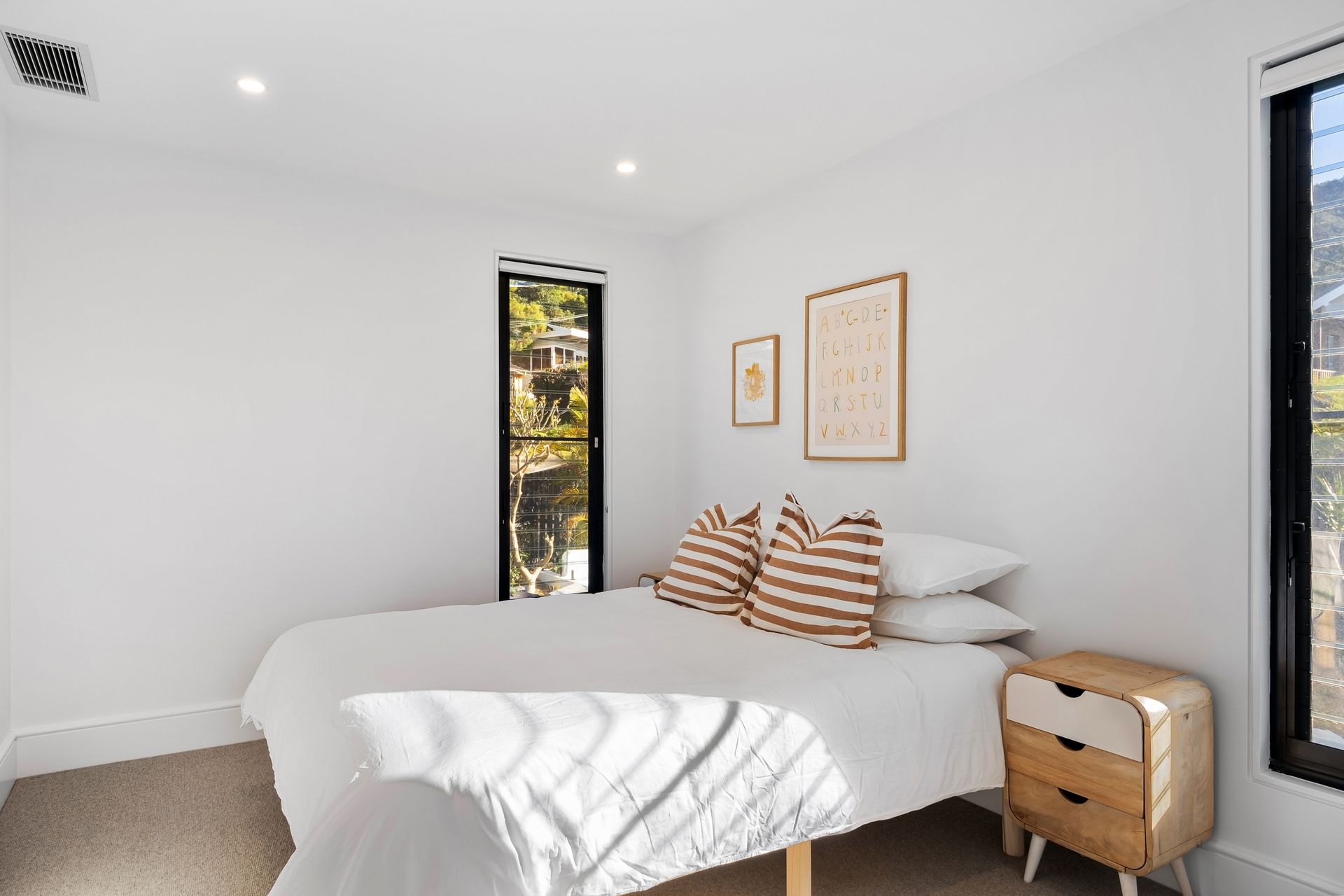 Habitación individual luminosa con cama y escritorio