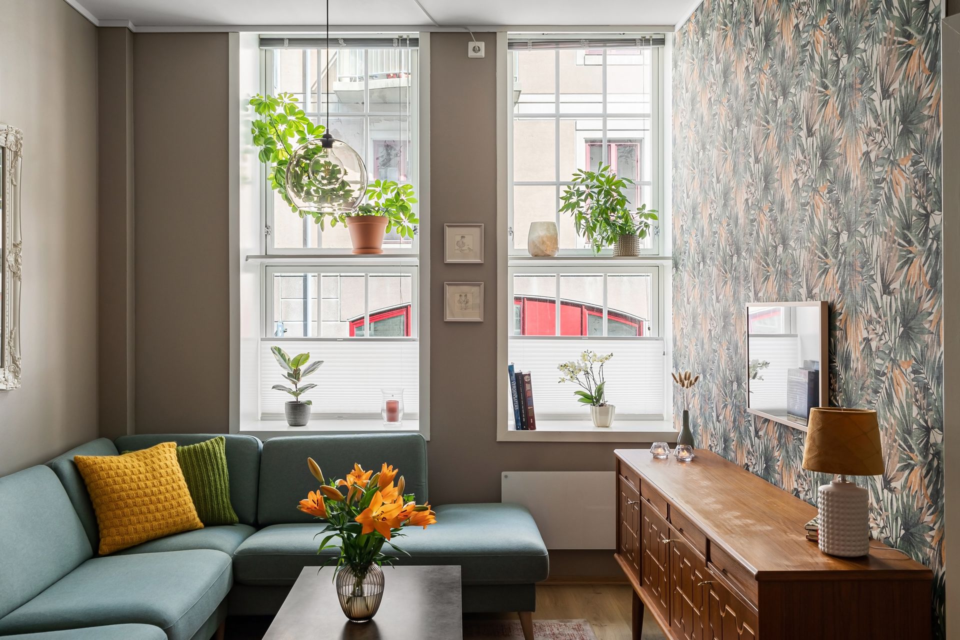 Salón acogedor con sofá y plantas